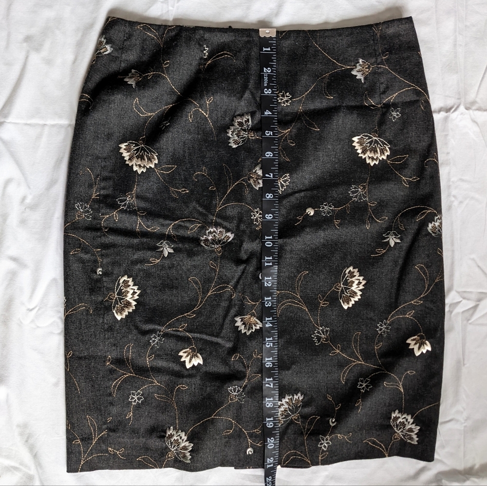 Ann Taylor LOFT charcoal embroidered pencil skirt, size 6 - Picture 6 of 8